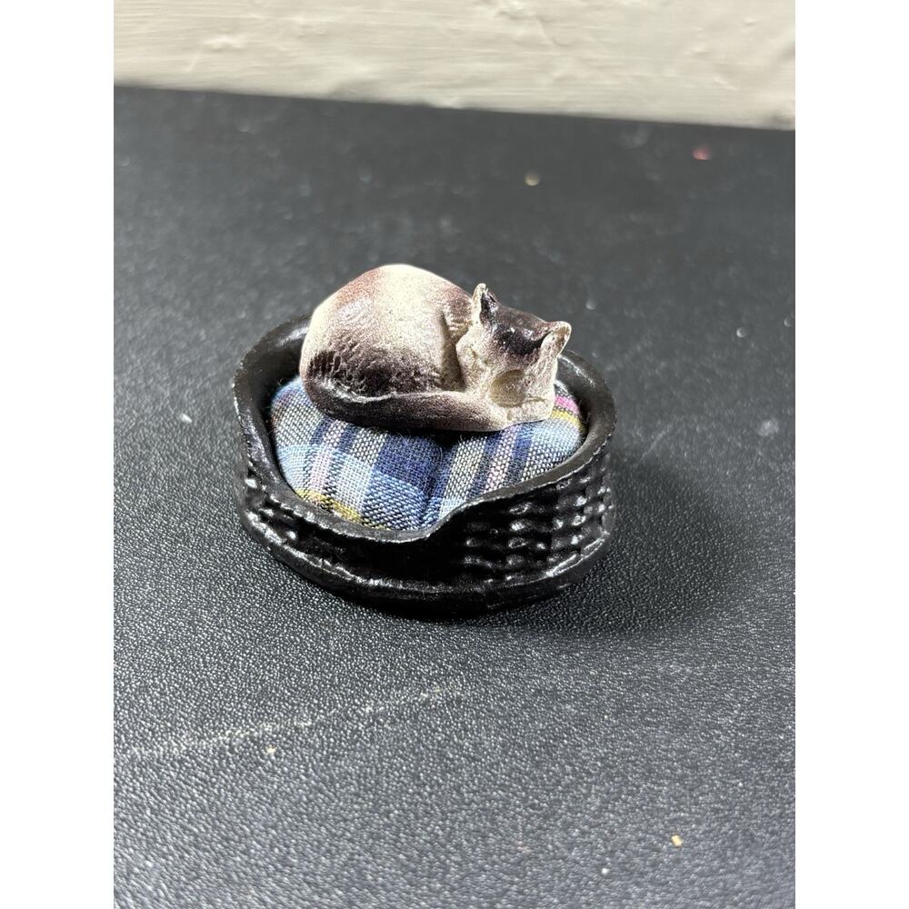 Vtg Cat In Bed Figurine For Miniature Dollhouse Or Roombox